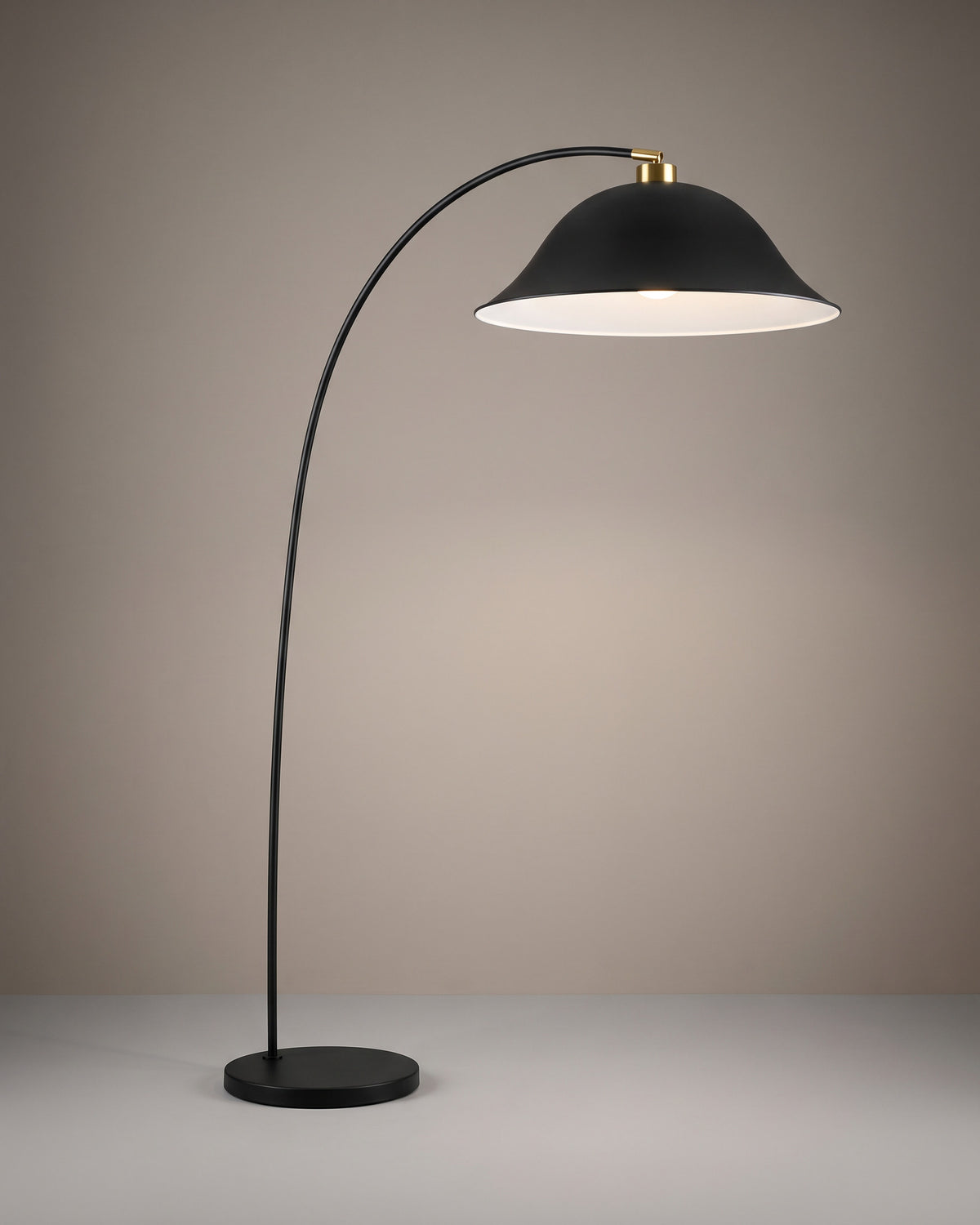 Lampadaire Cloche, arc noir et cloche laquée, vue d'ensemble sur fond neutre