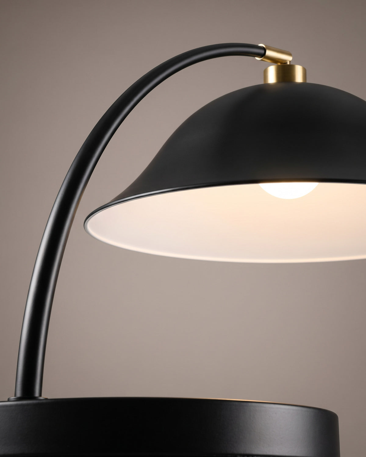 Lampadaire Cloche : gros plan sur la matière (arc noir, abat-jour cloche en métal)