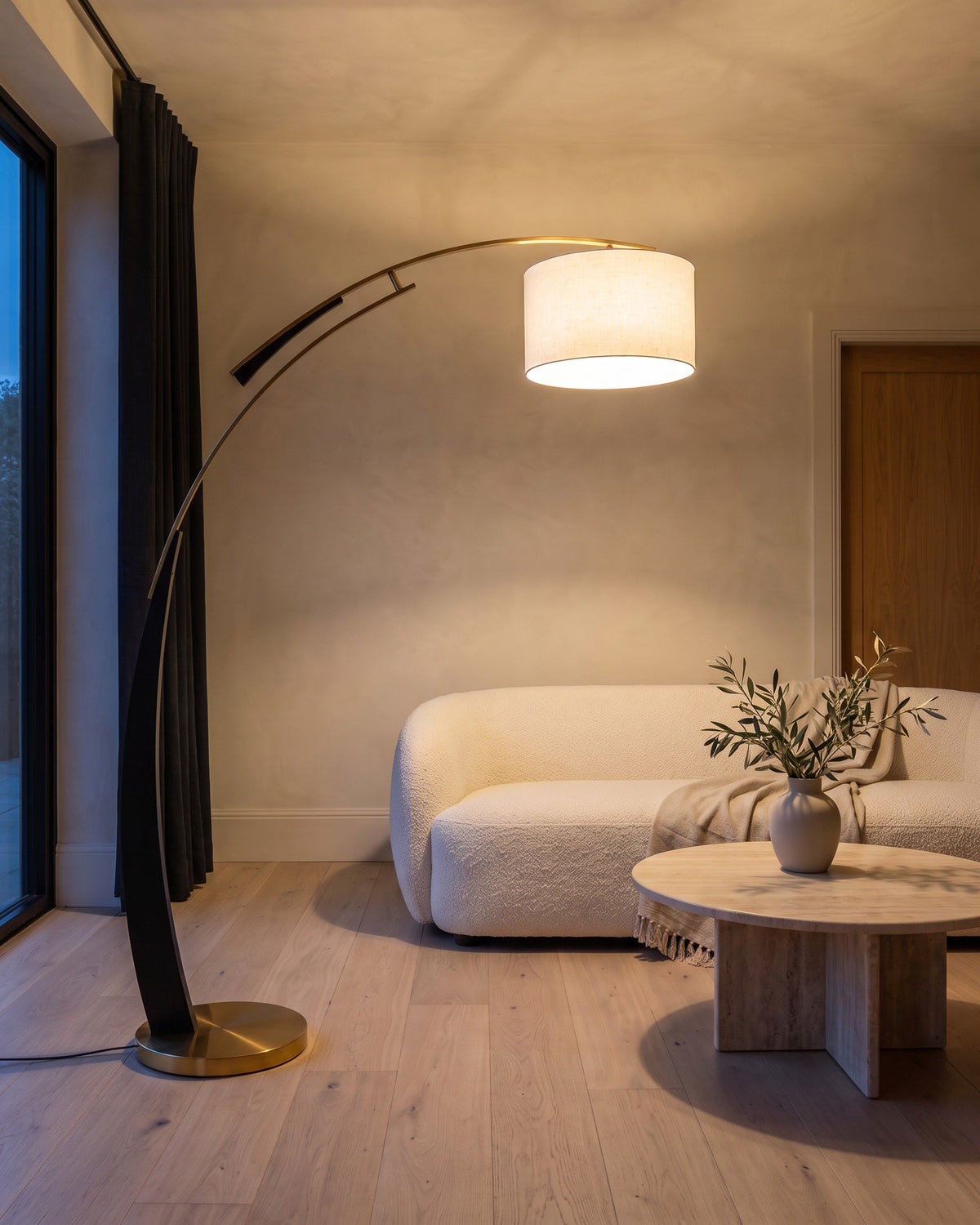 Lampadaire Arpège allumé de nuit