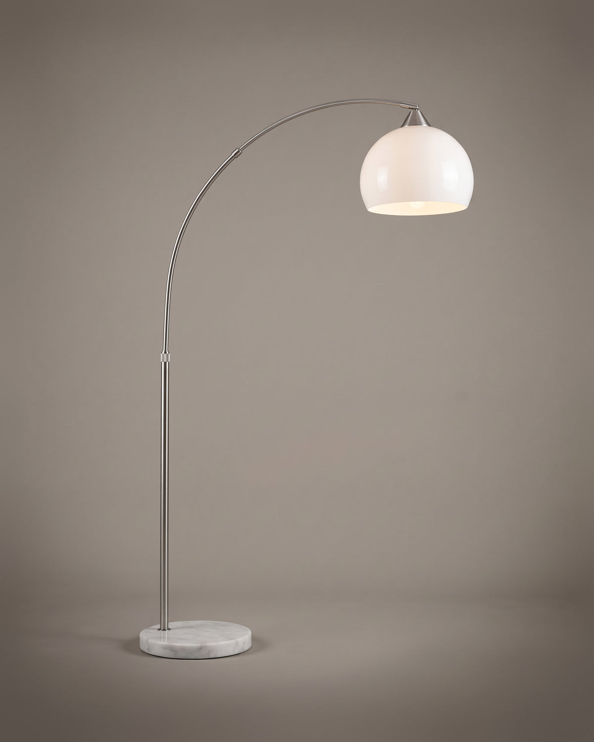 Lampadaire Anse, allumé, photo studio