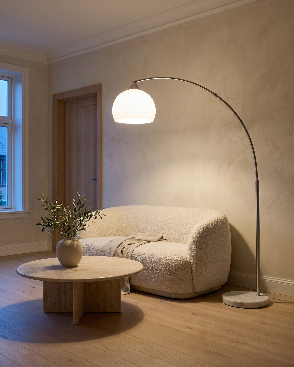 Lampadaire Anse, dans un salon, en soirée