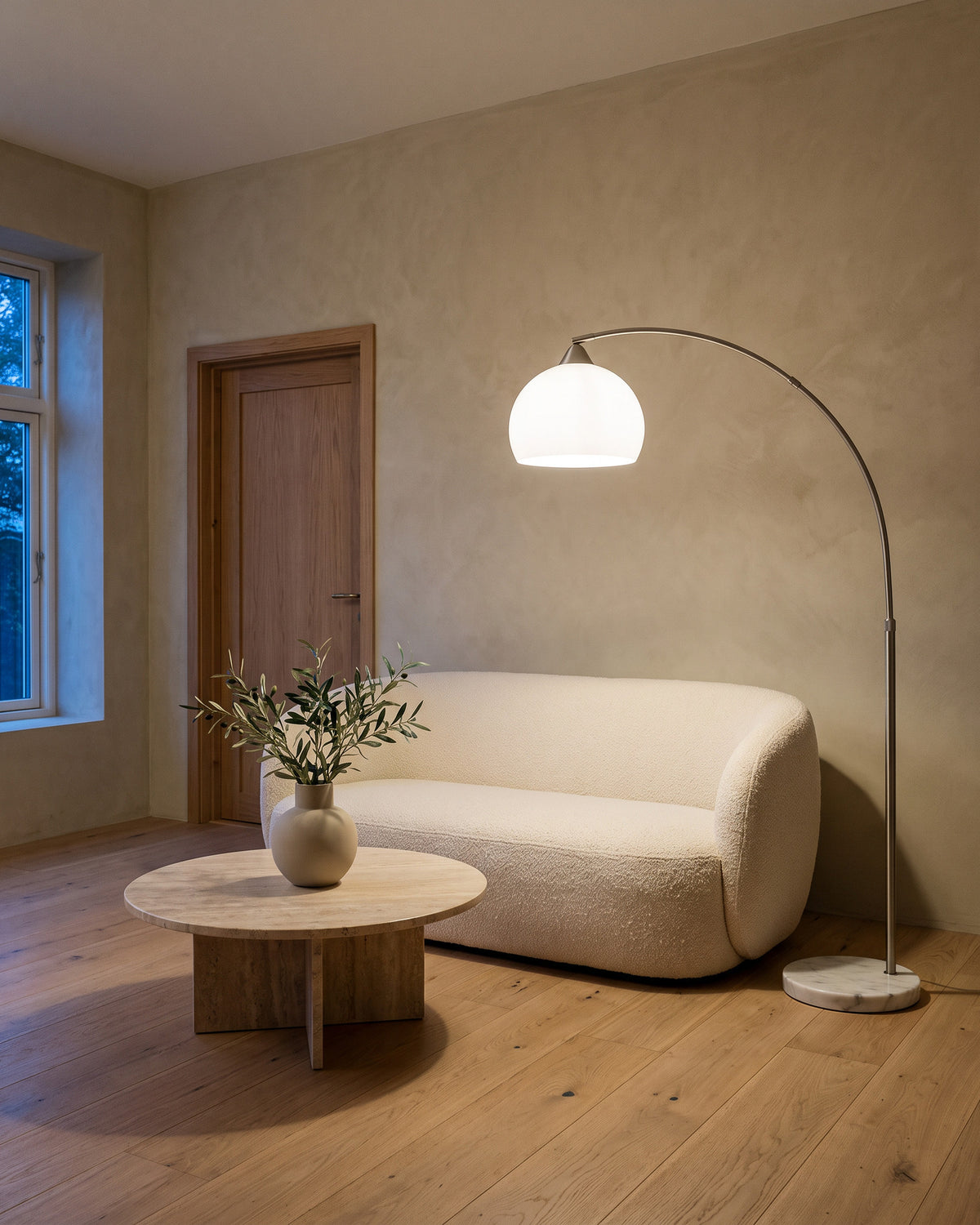 Lampadaire Anse, dans un salon, vue d'ensemble qui montre sa