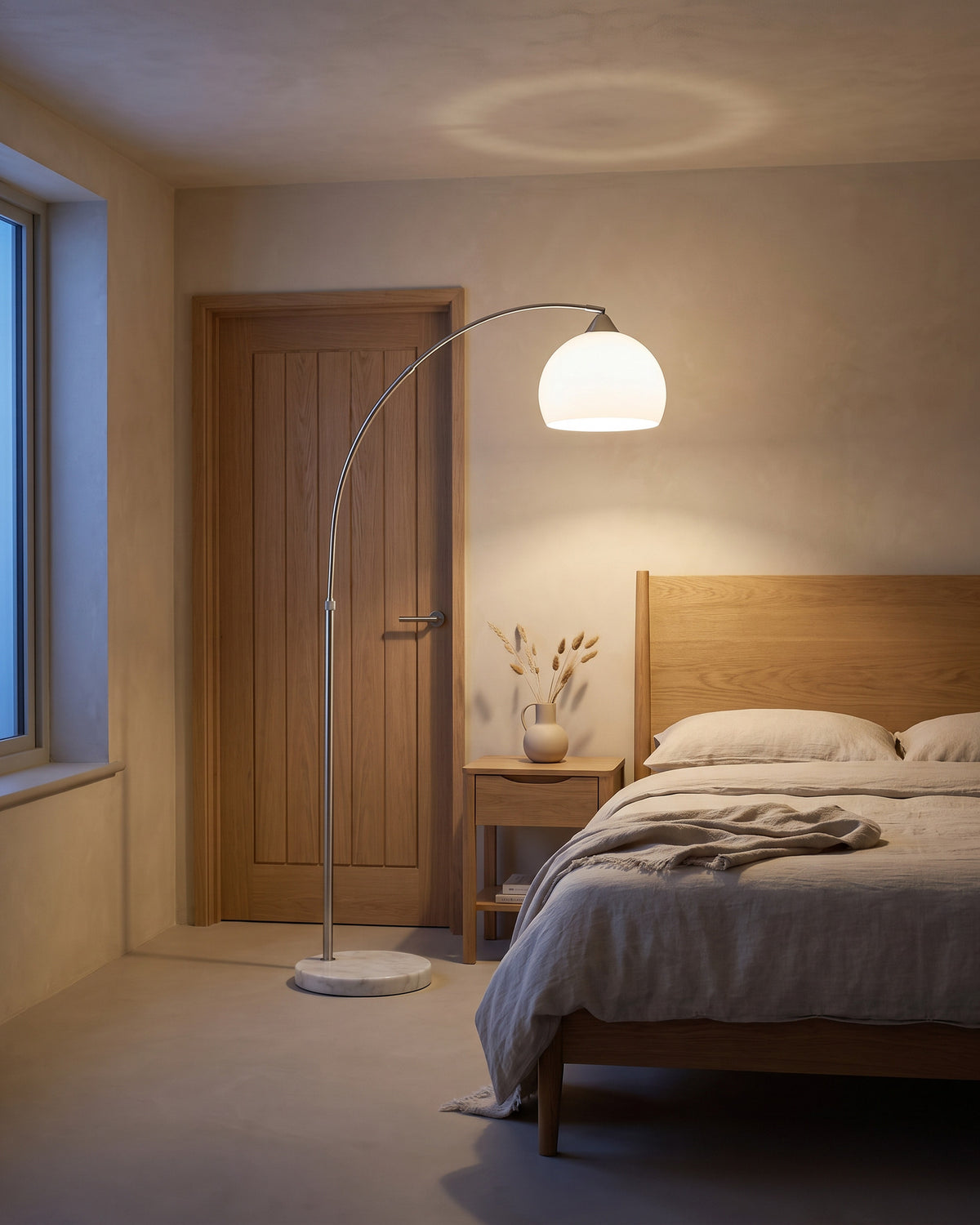 Lampadaire Anse, dans une chambre, en soirée