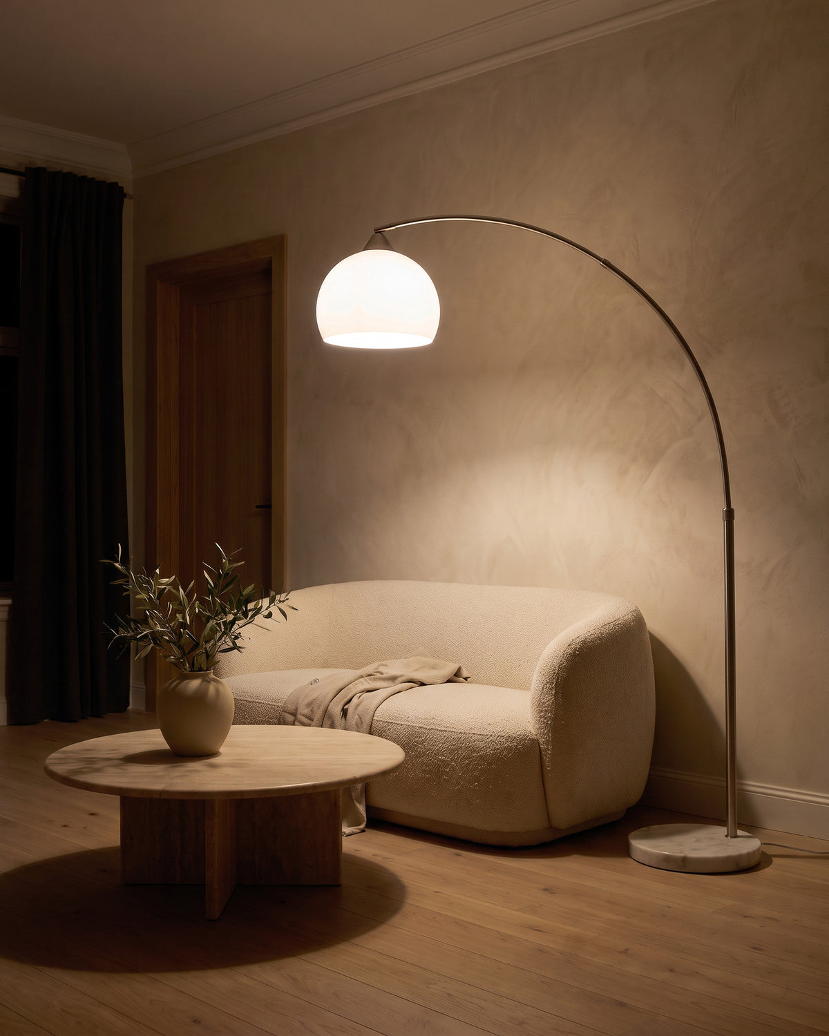 Lampadaire Anse, allumé la nuit dans un salon, effet de lumière