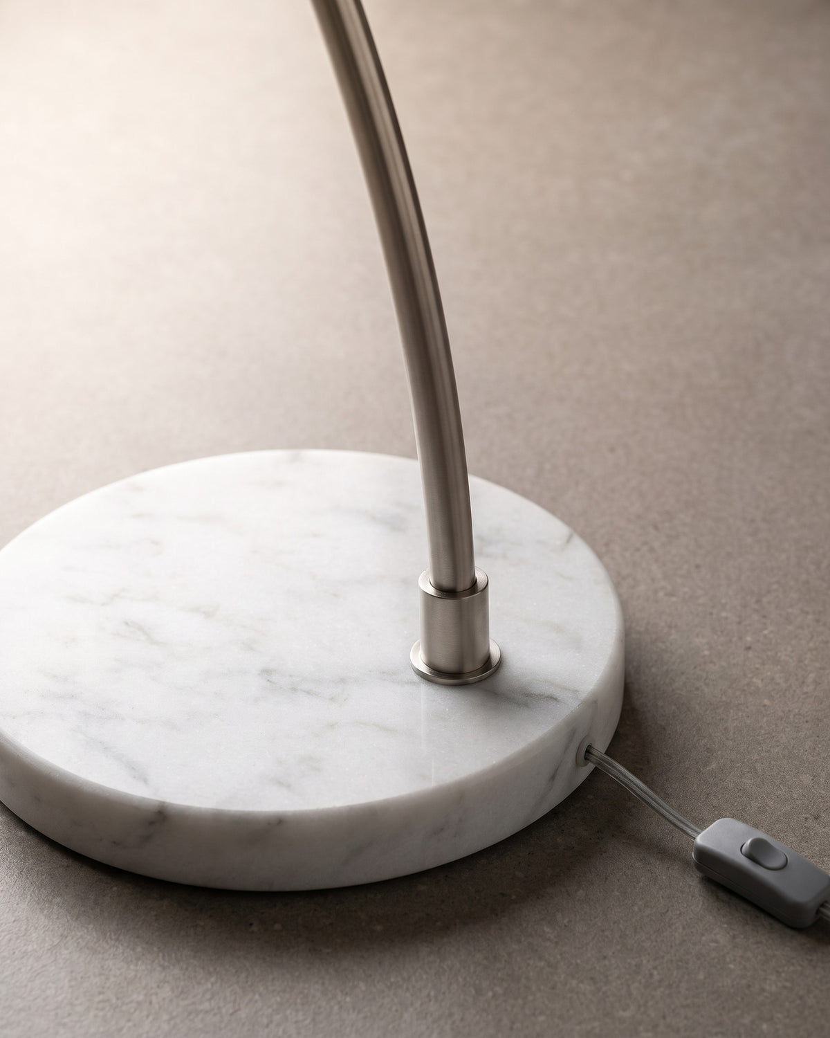 Lampadaire Anse : détail, le socle rond en marbre blanc et la tige télescopique