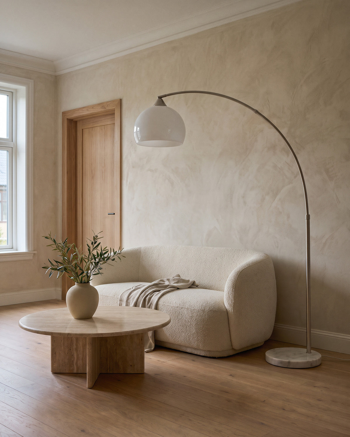 Lampadaire Anse, éteint en journée dans un salon