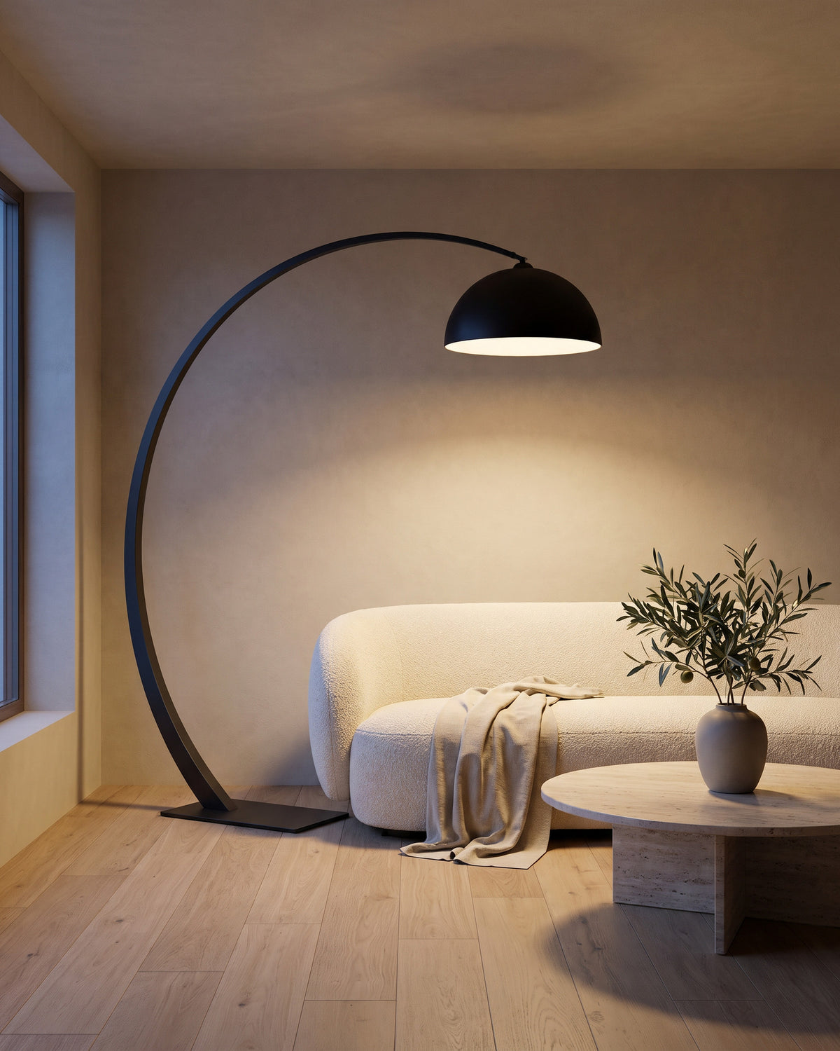 Lampadaire Croissant (arc noir ou blanc et dôme) dans une pièce, allumé en soirée