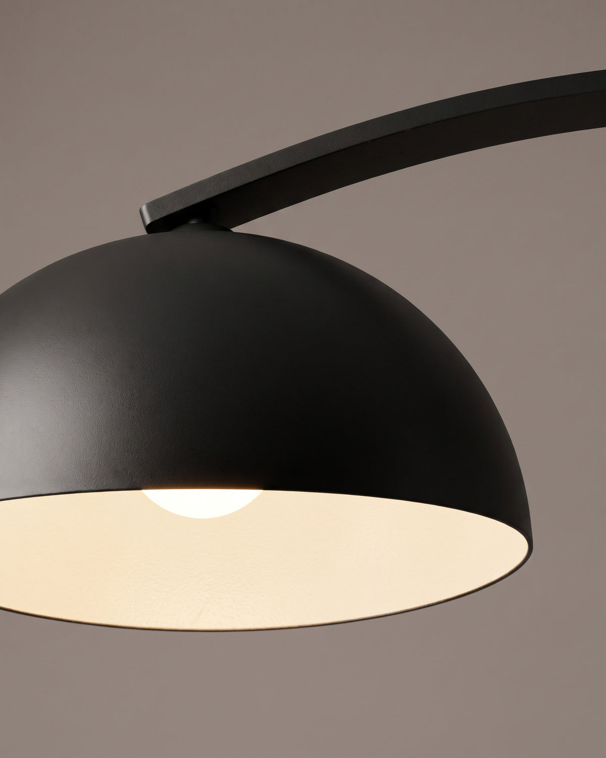 Lampadaire Croissant : gros plan sur la matière (métal noir)