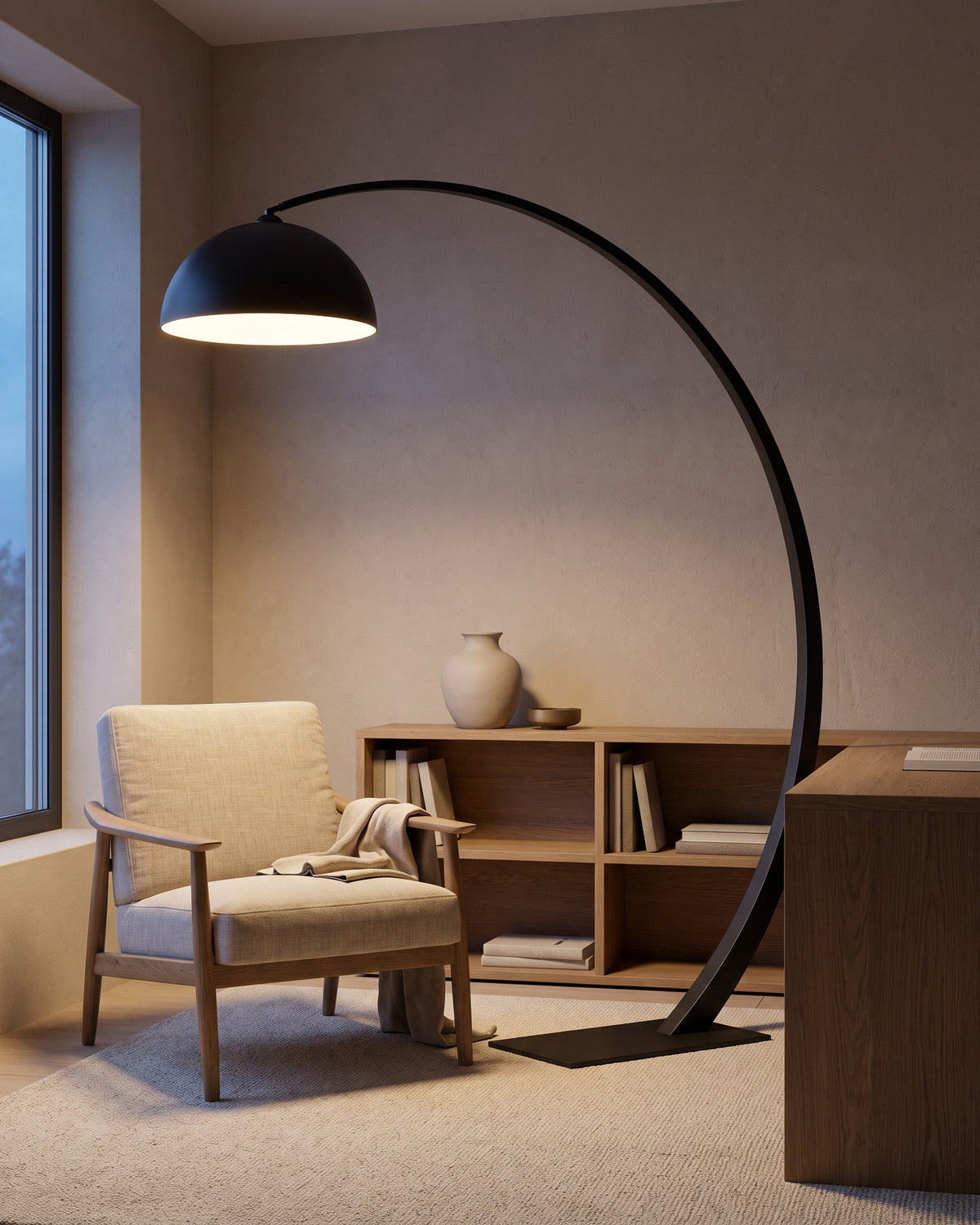 Lampadaire Croissant (arc noir ou blanc et dôme) dans une seconde pièce, allumé