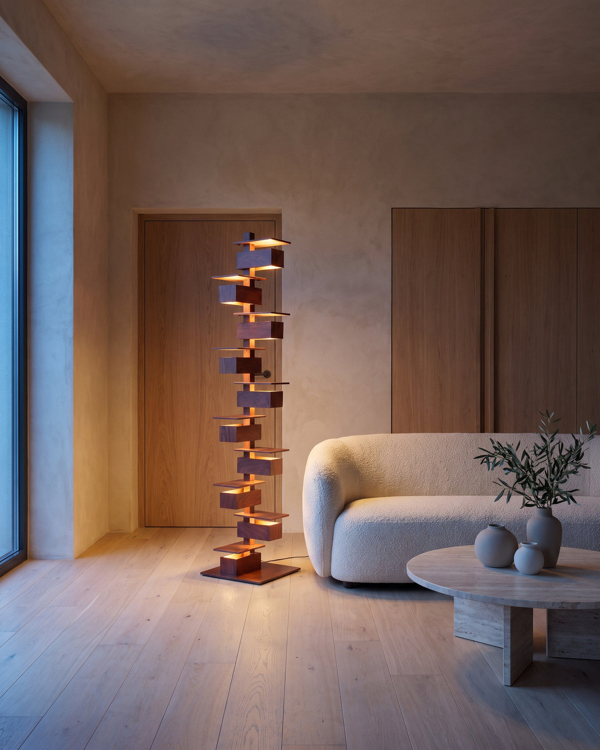 Lampadaire Tour dans une pièce : vue d'ensemble qui montre sa taille réelle
