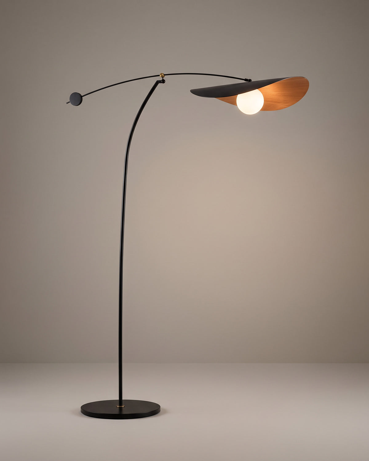 Lampadaire Balancier, allumé, photo studio