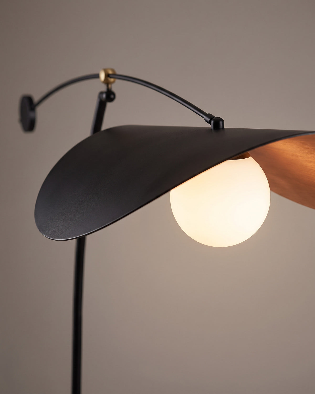 Lampadaire Balancier : gros plan sur l'abat-jour feuille ondulé avec son dessous cuivré et le petit globe opalin qui pend dessous