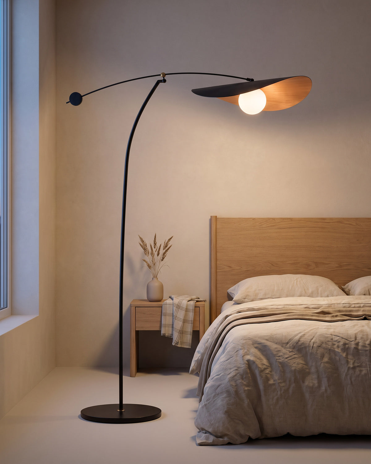 Lampadaire Balancier dans une seconde pièce, allumé
