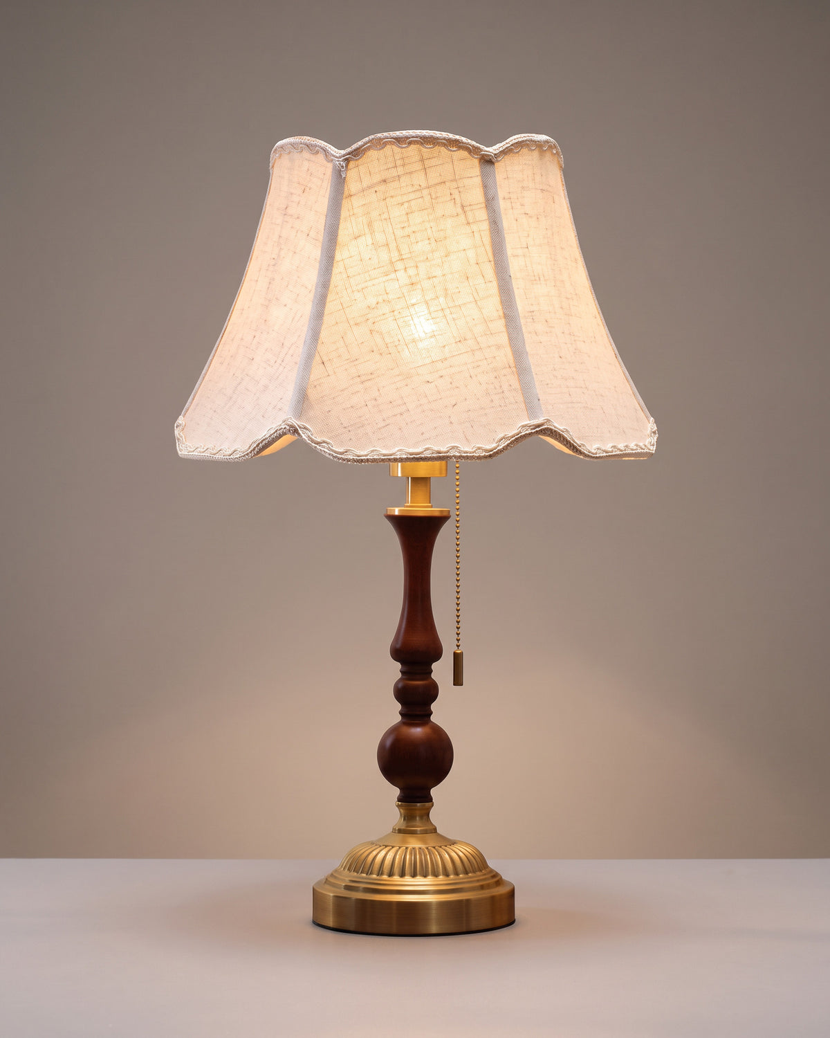 Lampe de table Balustre, allumé, photo studio