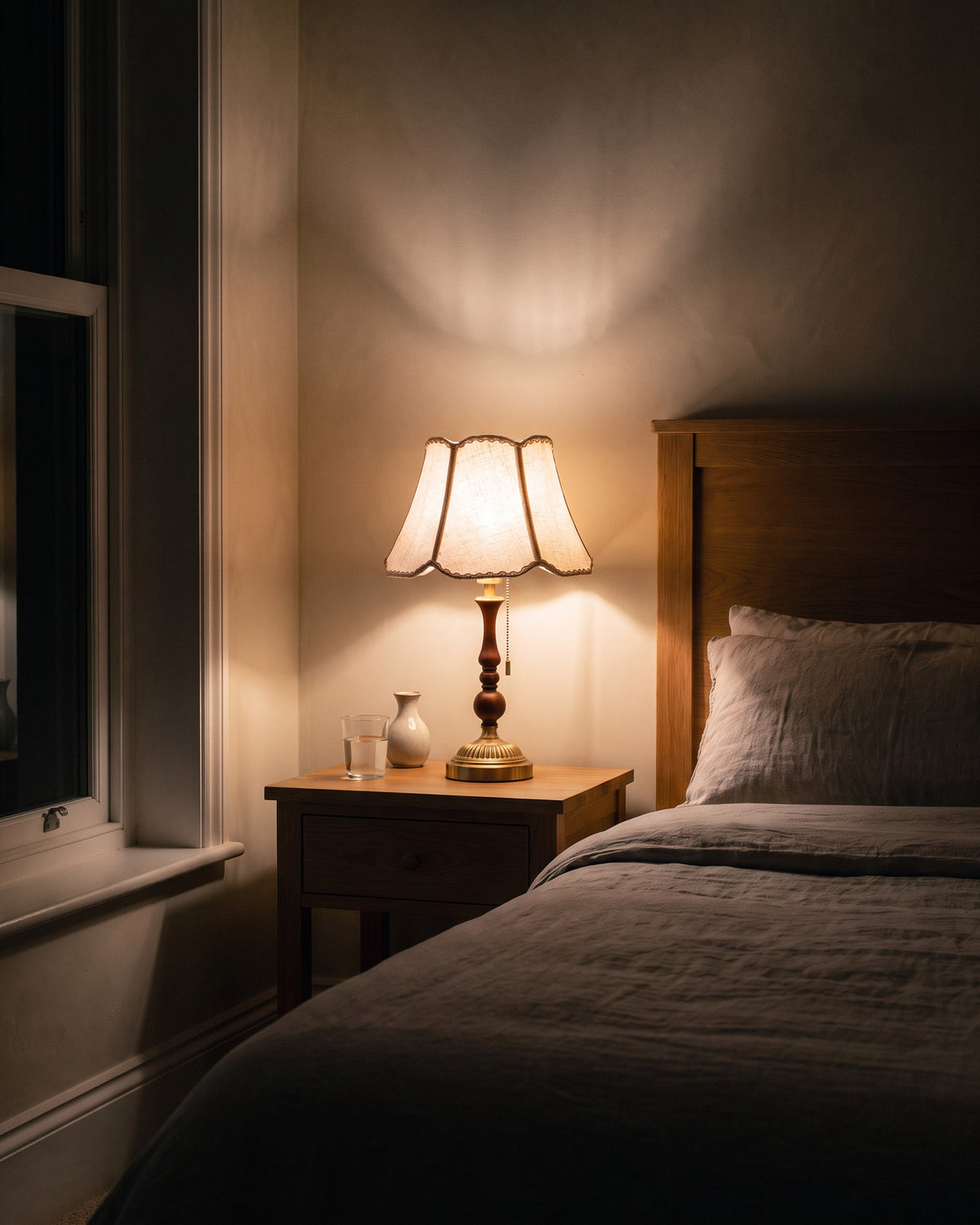 Lampe de table Balustre allumé la nuit dans un salon classique, effet de lumière