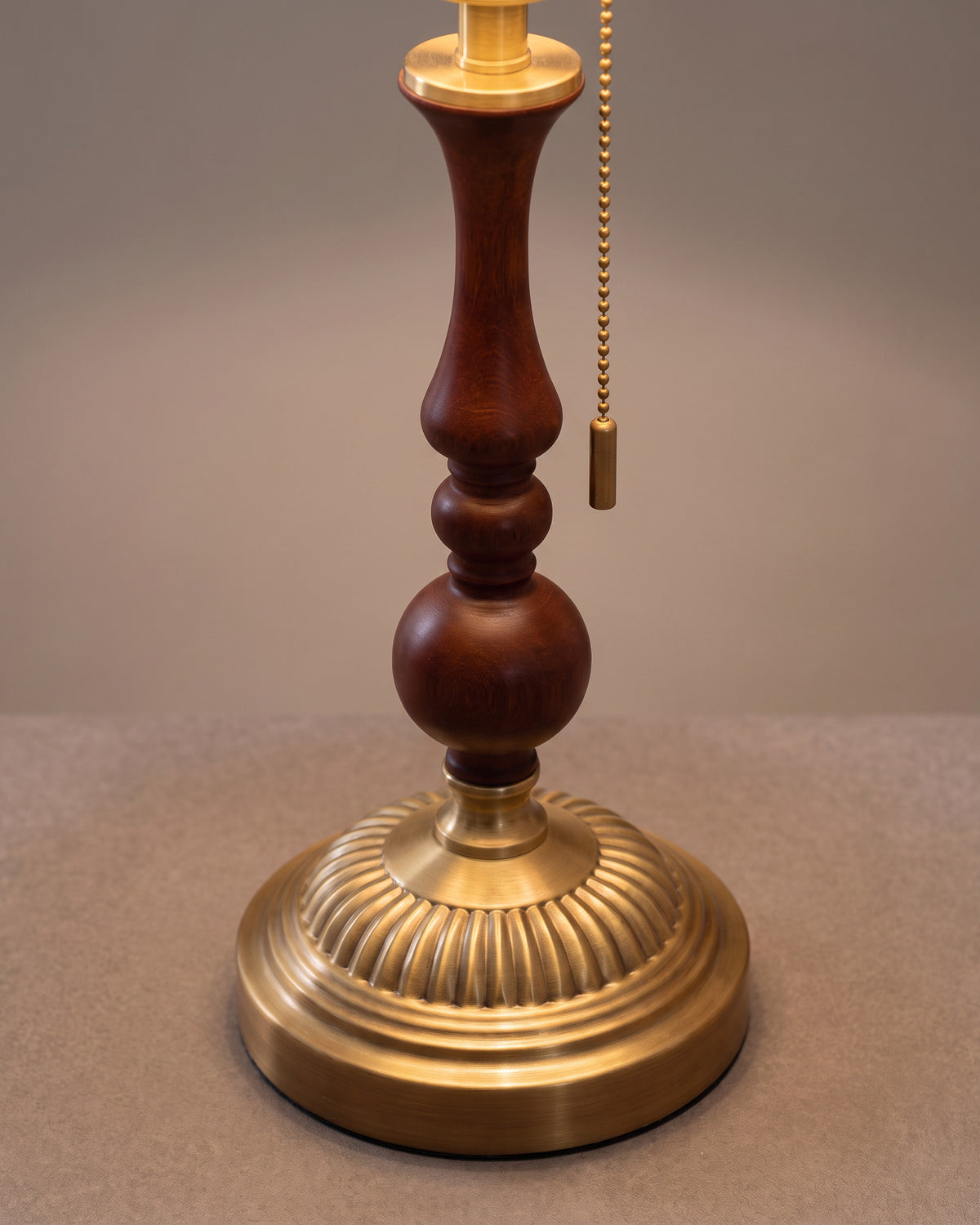 Lampe de table Balustre : détail, le socle rond tourné en bois massif
