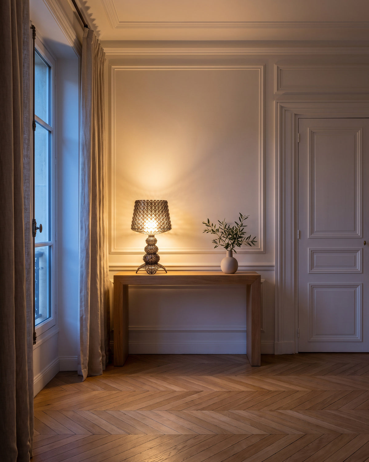 Lampe de table Baroque, dans un salon classique, en soirée