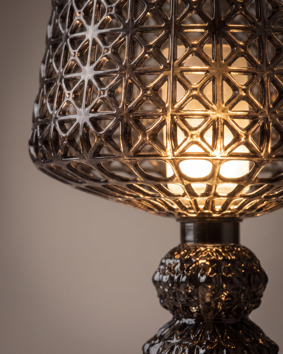 Lampe de table Baroque: gros plan sur le motif ajouré en dentelle de l'abat-jour et la première sphère du pied