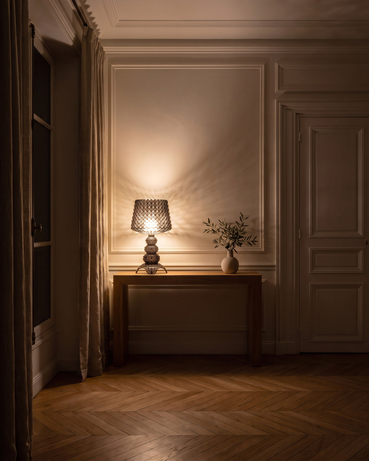 Lampe de table Baroque, allumé la nuit dans un salon classique, effet de lumière