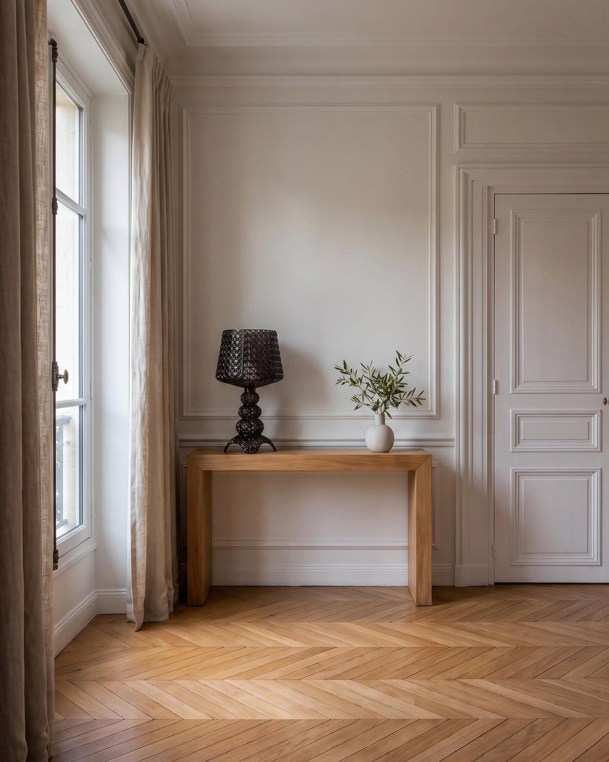 Lampe de table Baroque, éteint en journée dans un salon classique