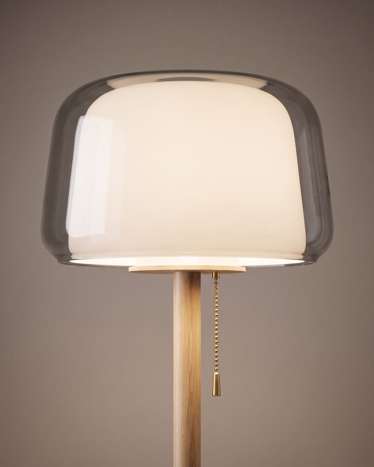 Lampadaire Brume : gros plan sur la double cloche en verre opalin et verre fumé avec la chaînette d'interrupteur