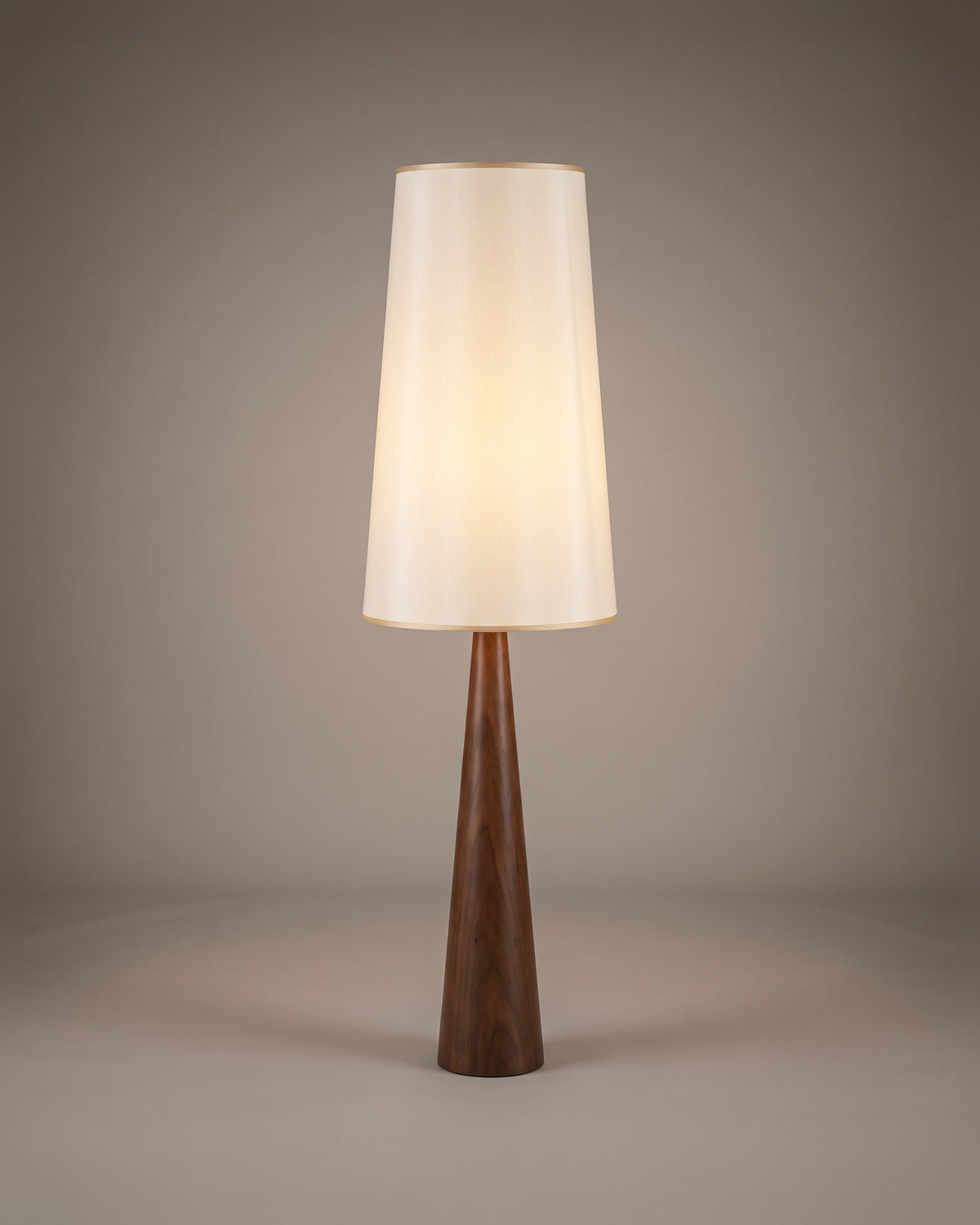 Lampadaire Fuseau, allumé, photo studio
