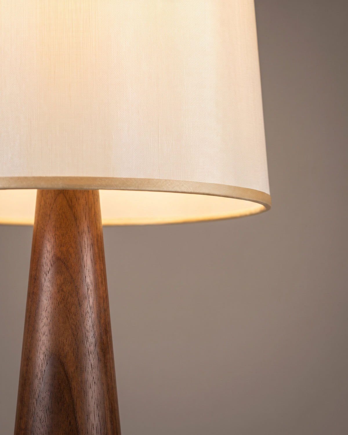 Lampadaire Fuseau: gros plan sur la jonction entre le haut du pied en bois et le bas de l'abat-jour en tissu