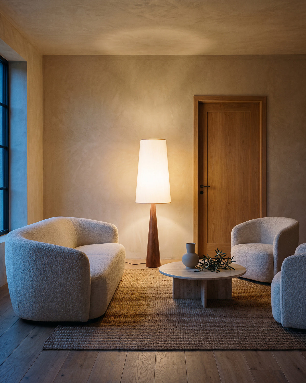 Lampadaire Fuseau, dans un salon, vue d'ensemble qui montre sa