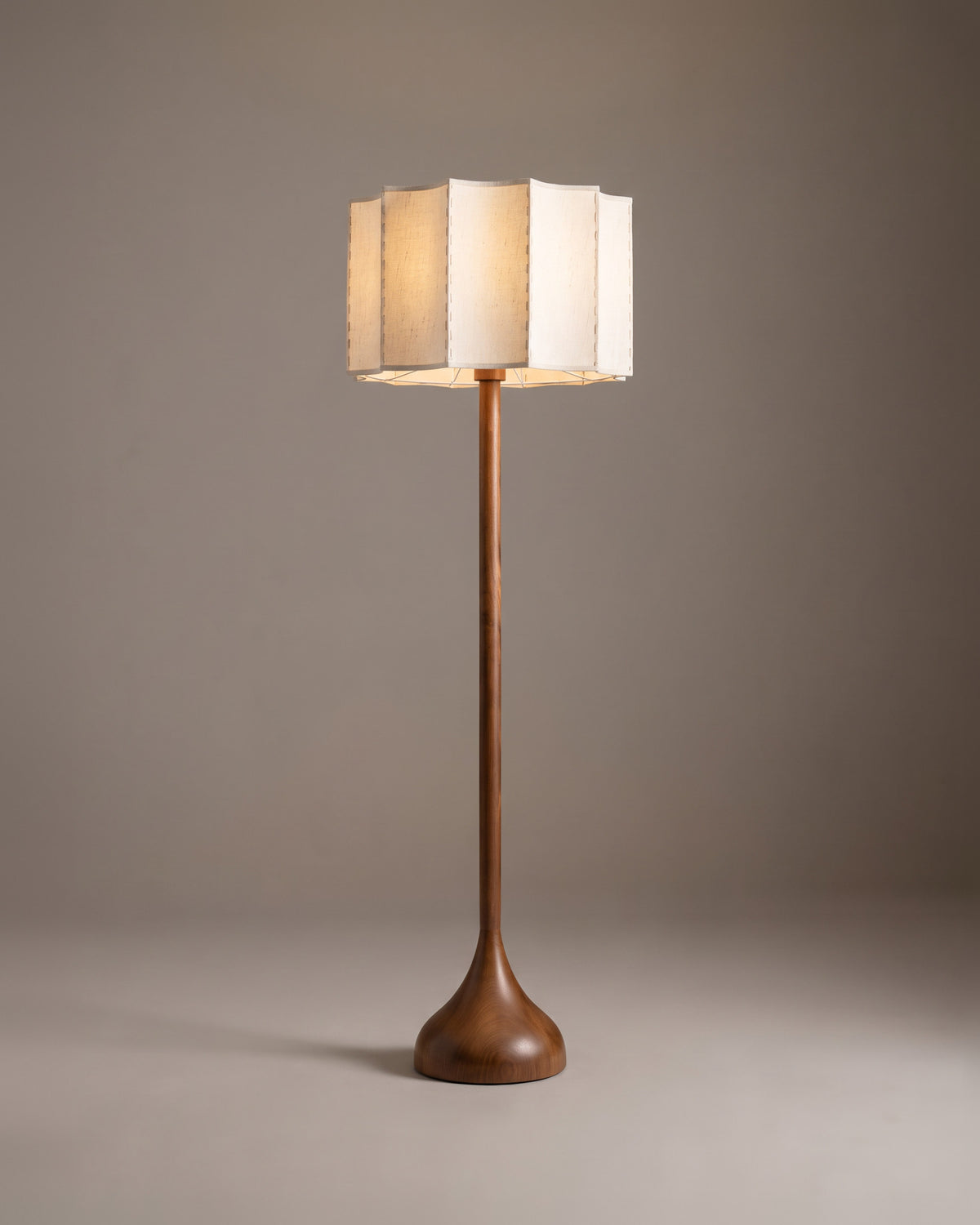 Lampadaire Fût, bois tourné et tissu festonné, vue d'ensemble sur fond neutre