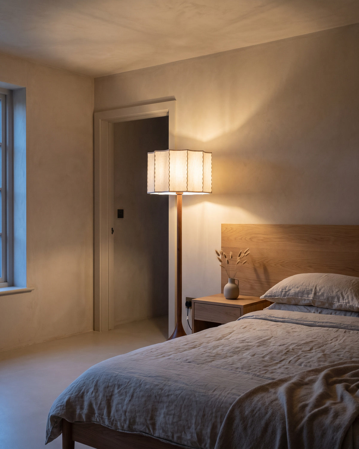 Lampadaire Fût (bois tourné et tissu festonné) dans une seconde pièce, allumé