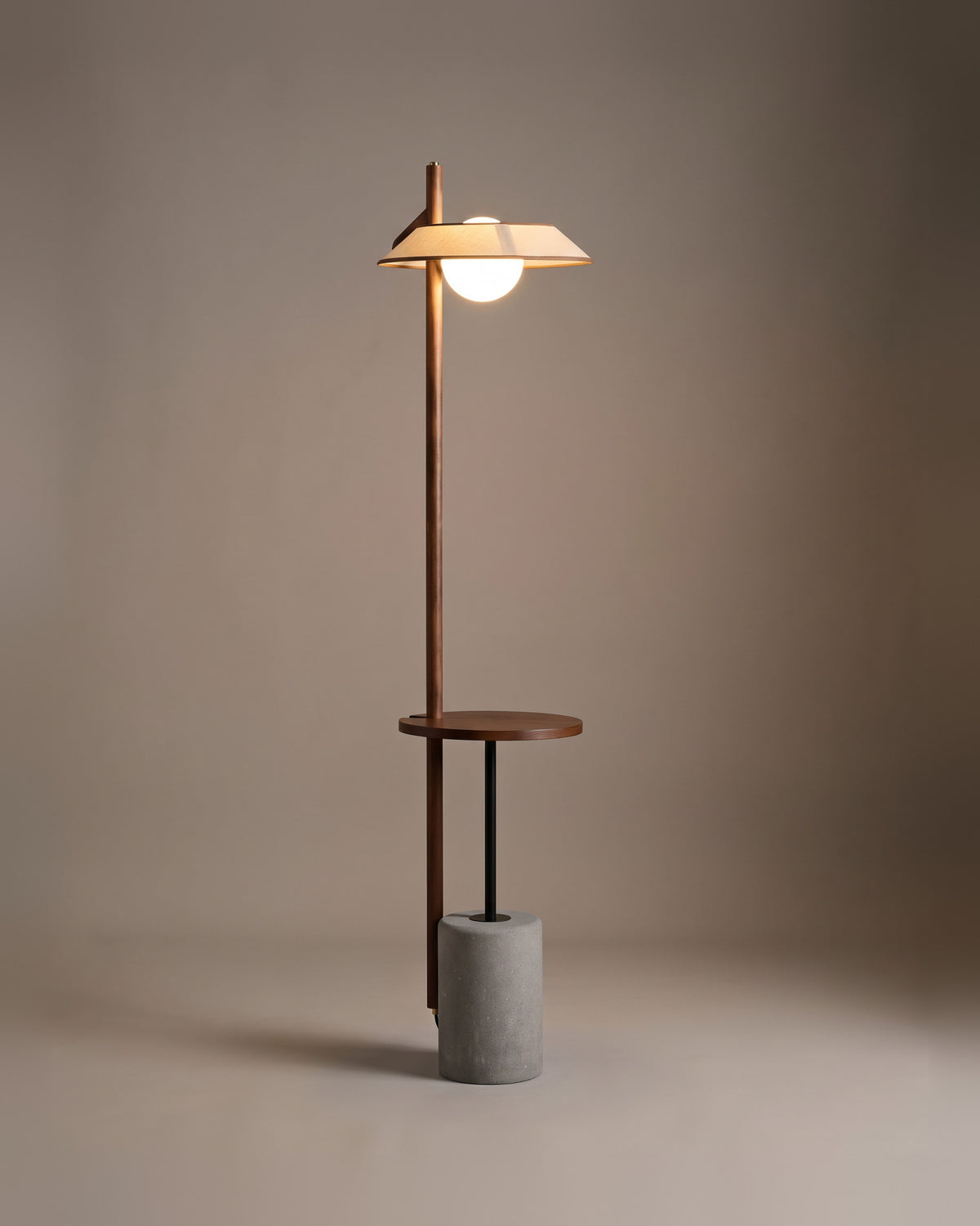 Lampadaire Halte, tige en bois et tablette ronde, vue d'ensemble sur fond neutre