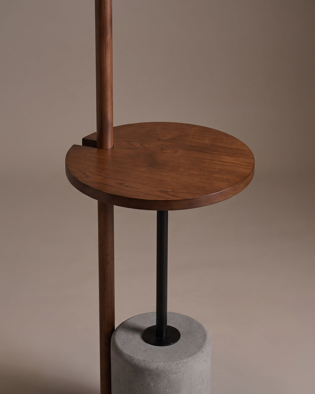 Lampadaire Halte : gros plan sur la matière (bois brun et socle effet béton)
