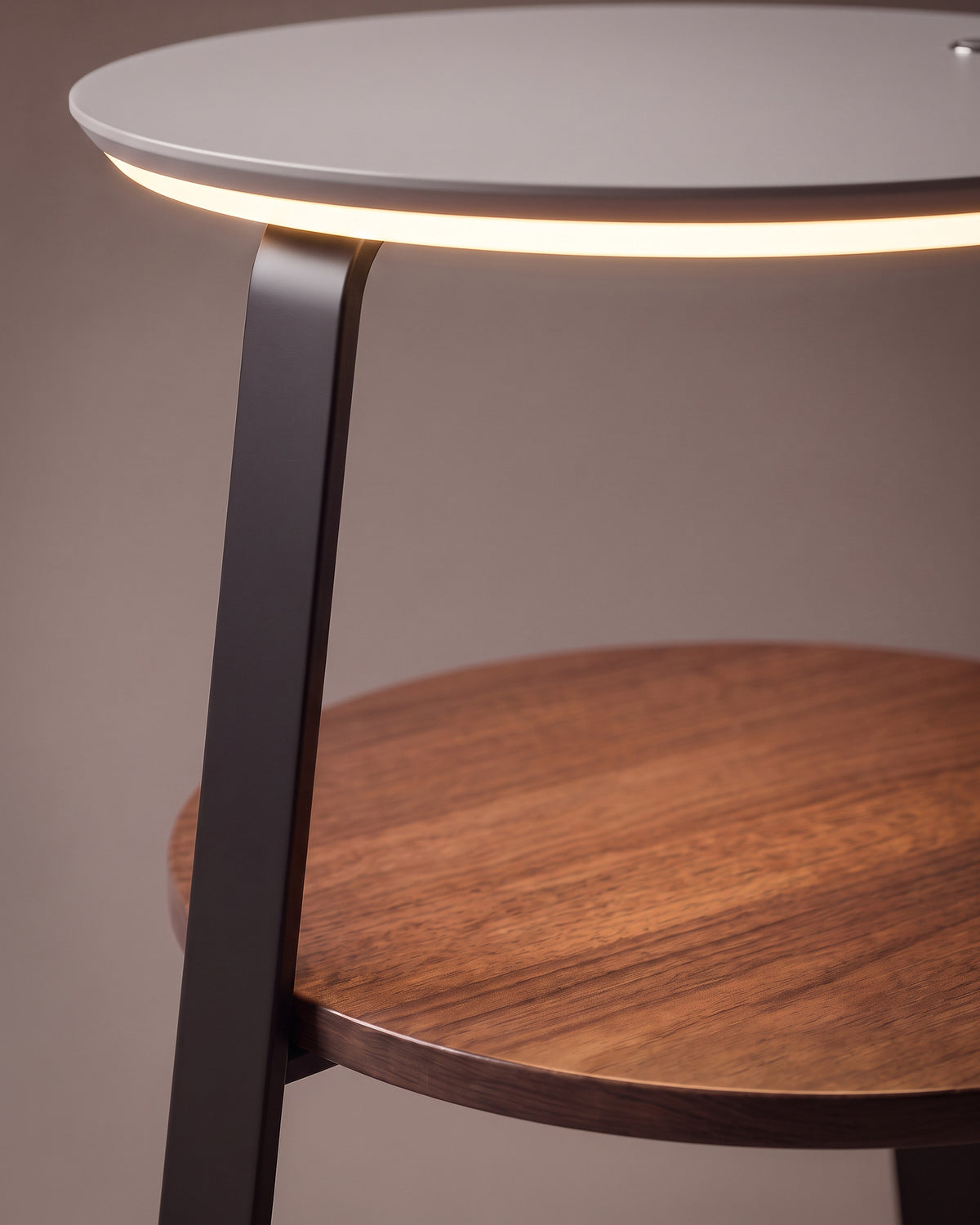 Lampadaire Guéridon : gros plan sur la matière (bois noyer et métal noir)