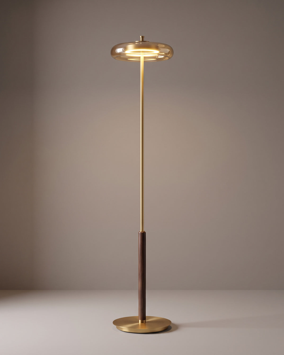 Lampadaire Cèpe, chapeau de verre ambré et laiton, vue d'ensemble sur fond neutre