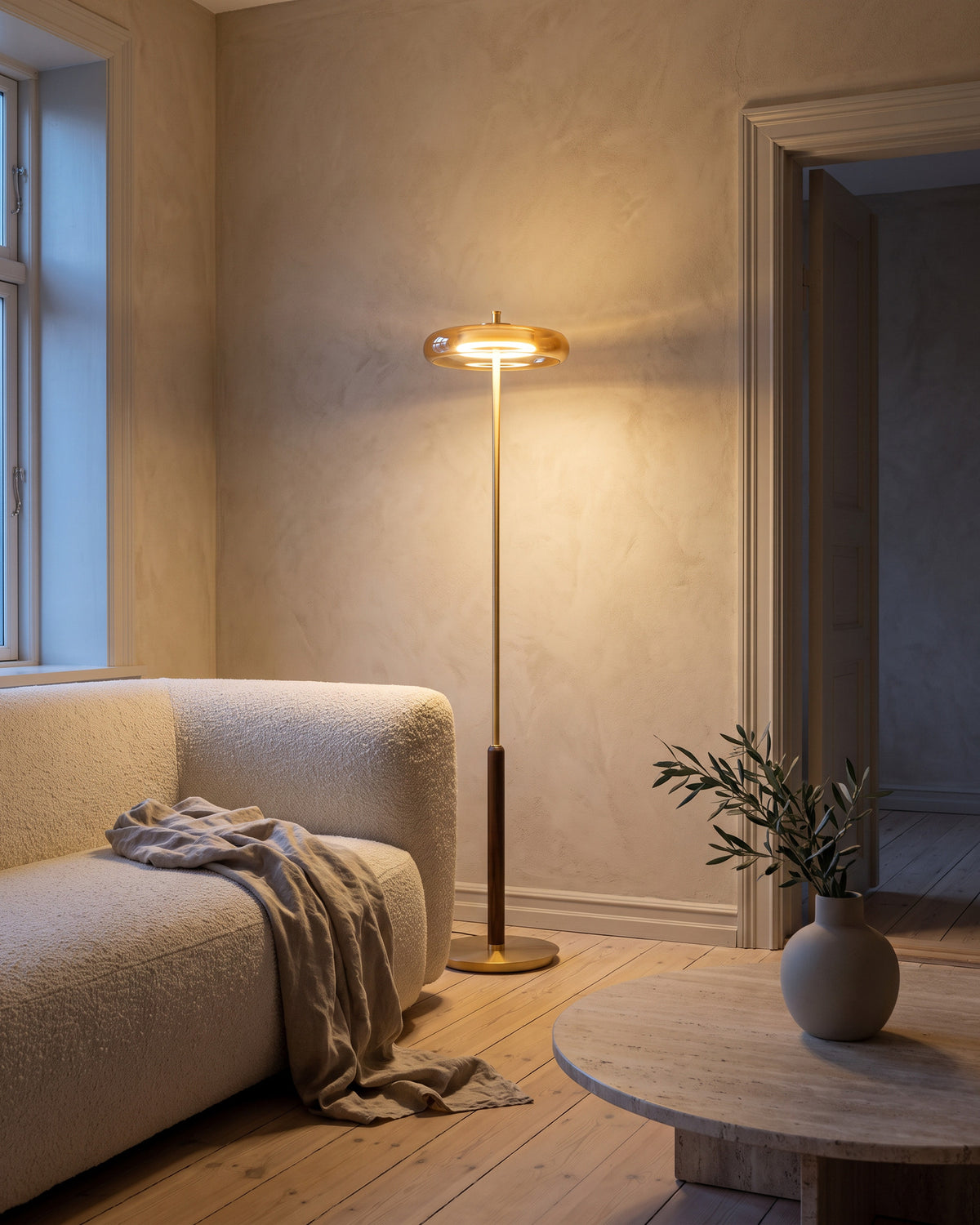 Lampadaire Cèpe (chapeau de verre ambré et laiton) dans une pièce, allumé en soirée