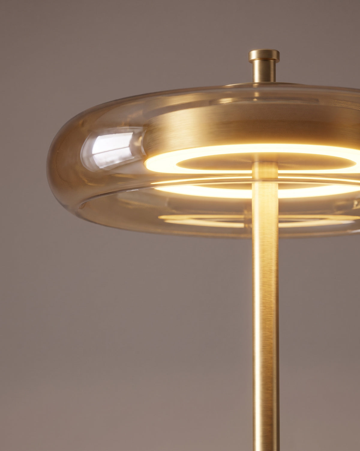 Lampadaire Cèpe : gros plan sur la matière (laiton, bois et verre ambré)