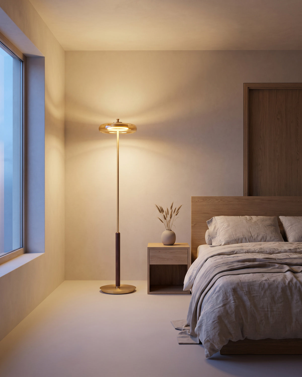 Lampadaire Cèpe (chapeau de verre ambré et laiton) dans une seconde pièce, allumé