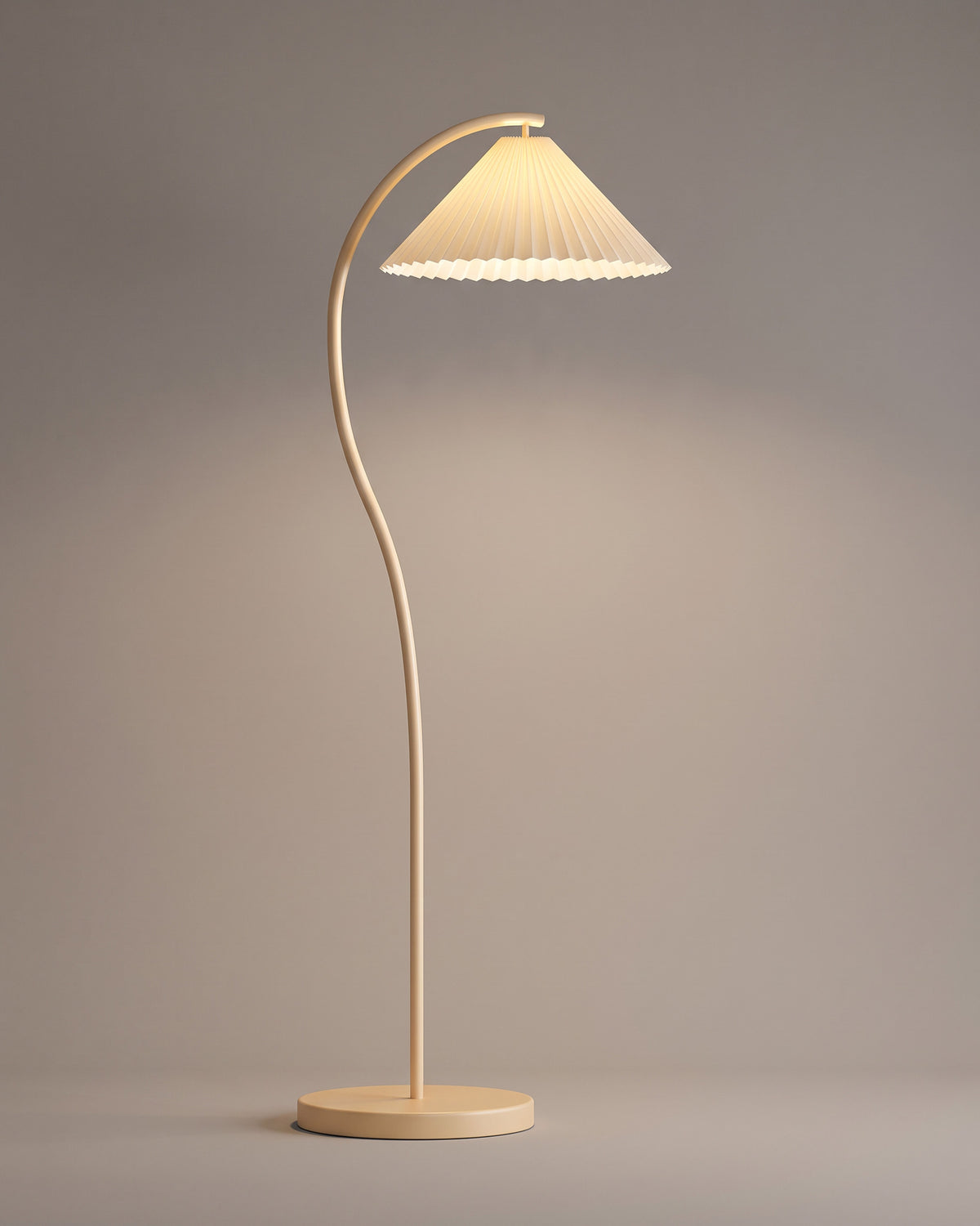 Lampadaire Cygne, col courbe et abat-jour plissé, vue d'ensemble sur fond neutre