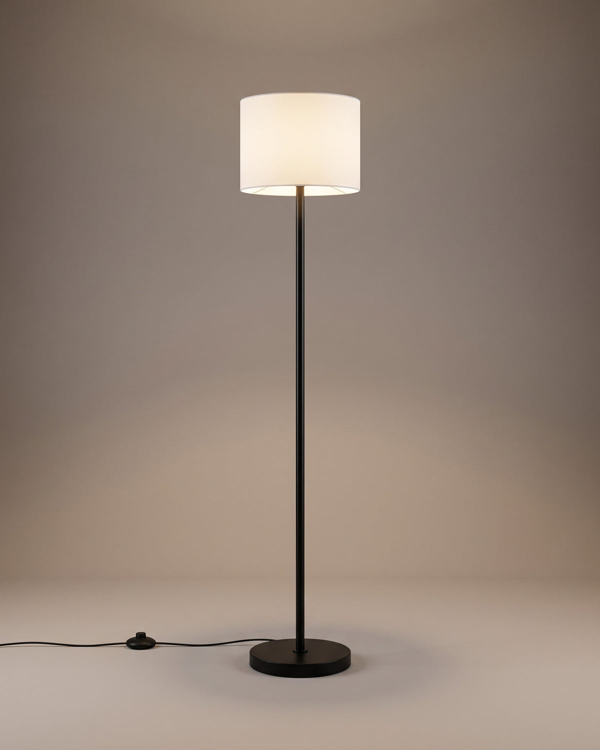 Lampadaire Pilier, tube en tissu blanc et pédale, vue d'ensemble sur fond neutre