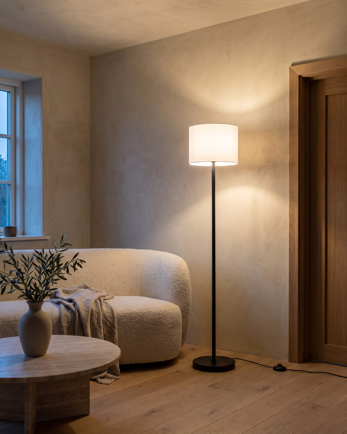 Lampadaire Pilier (tube en tissu blanc et pédale) dans une seconde pièce, allumé