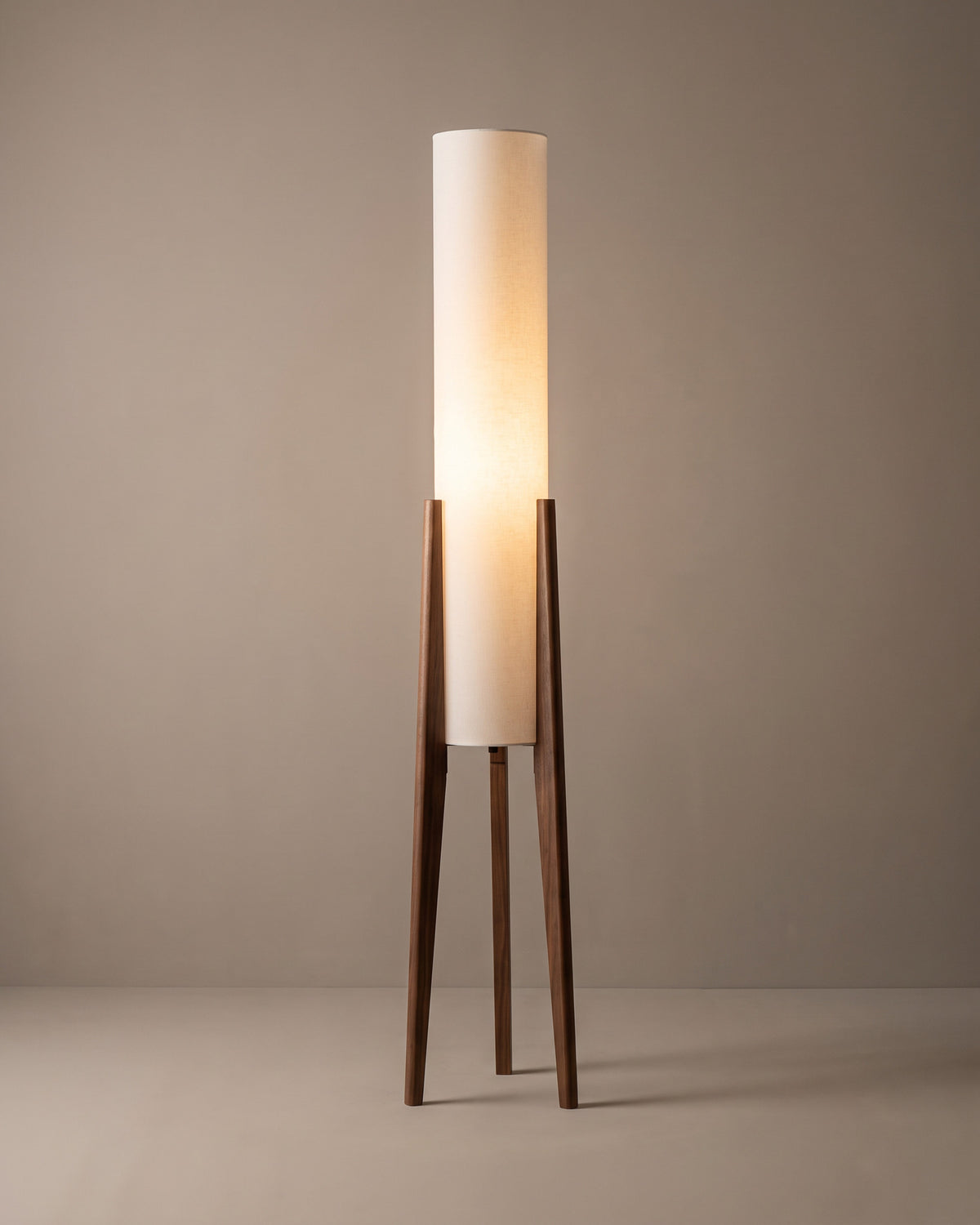 Lampadaire Menhir, colonne de tissu et trépied, vue d'ensemble sur fond neutre