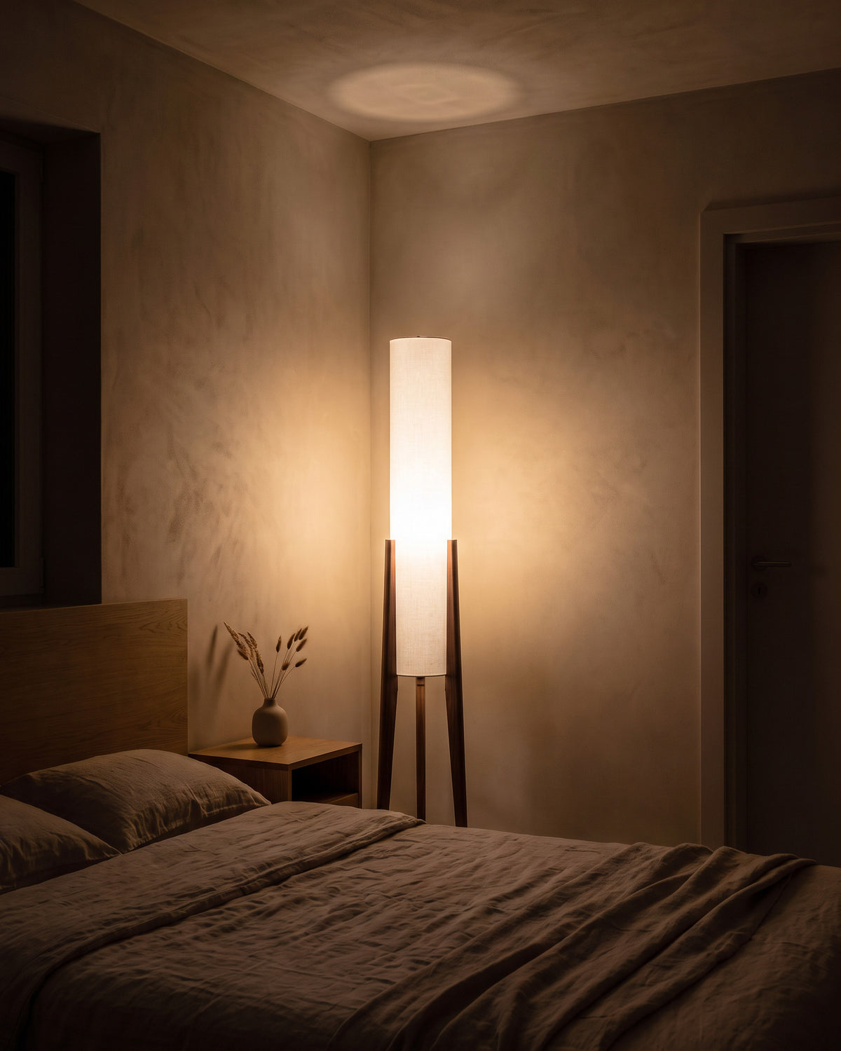 Lampadaire Menhir allumé de nuit
