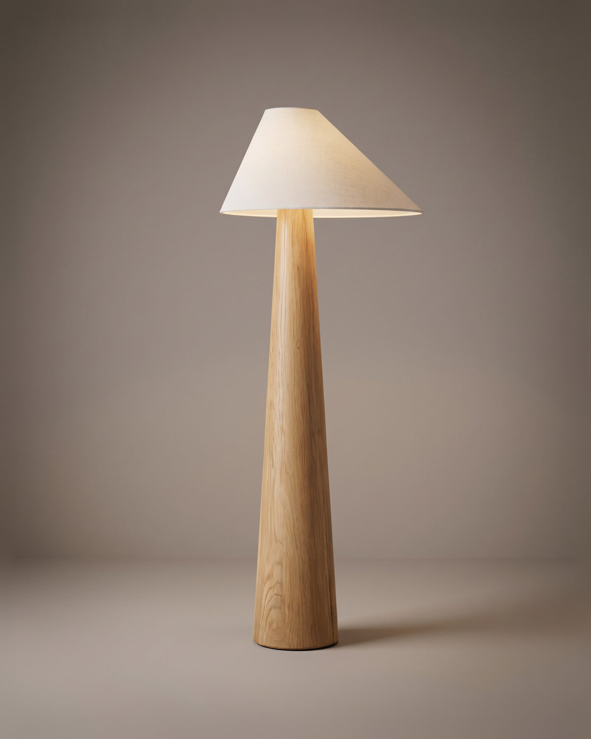 Lampadaire Futaie, chêne et abat-jour en tissu, vue d'ensemble sur fond neutre