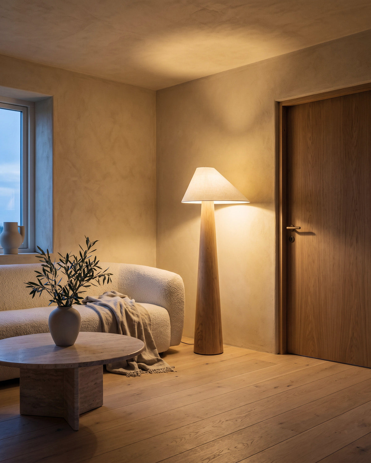 Lampadaire Futaie (chêne et abat-jour en tissu) dans une pièce, allumé en soirée