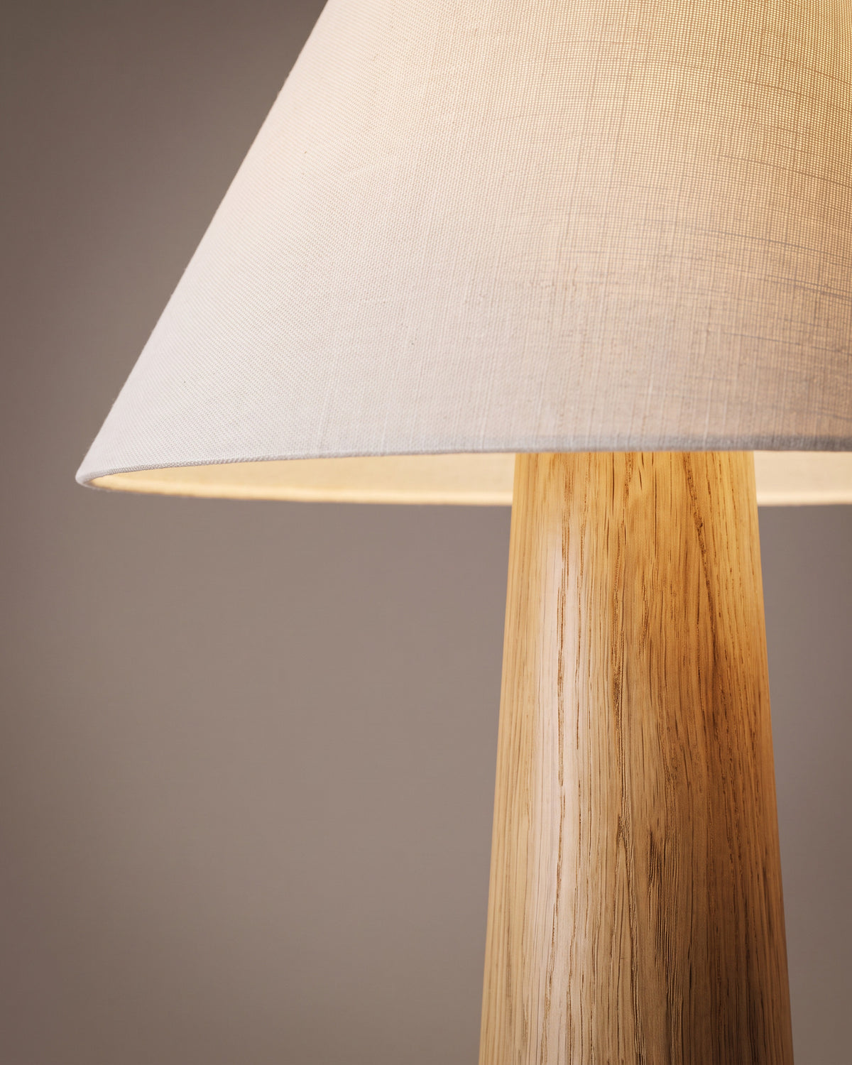 Lampadaire Futaie : gros plan sur la matière (chêne et tissu)