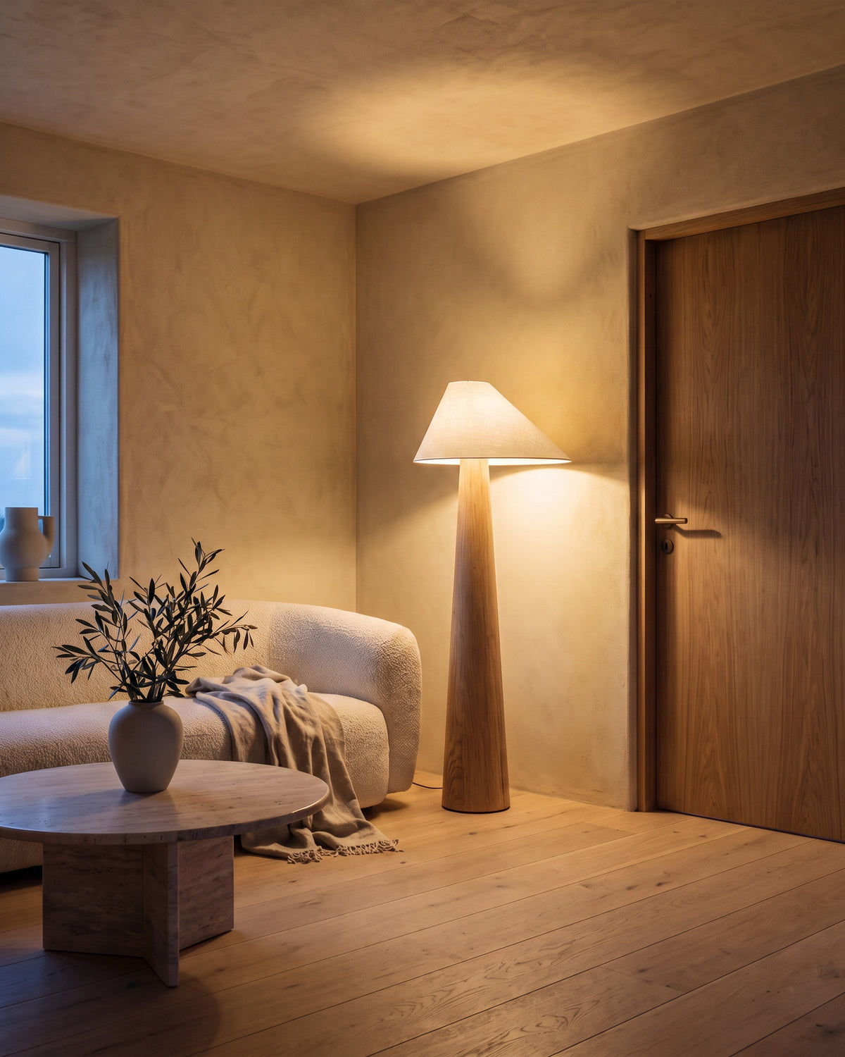 Lampadaire Futaie dans une pièce : vue d'ensemble qui montre sa taille réelle