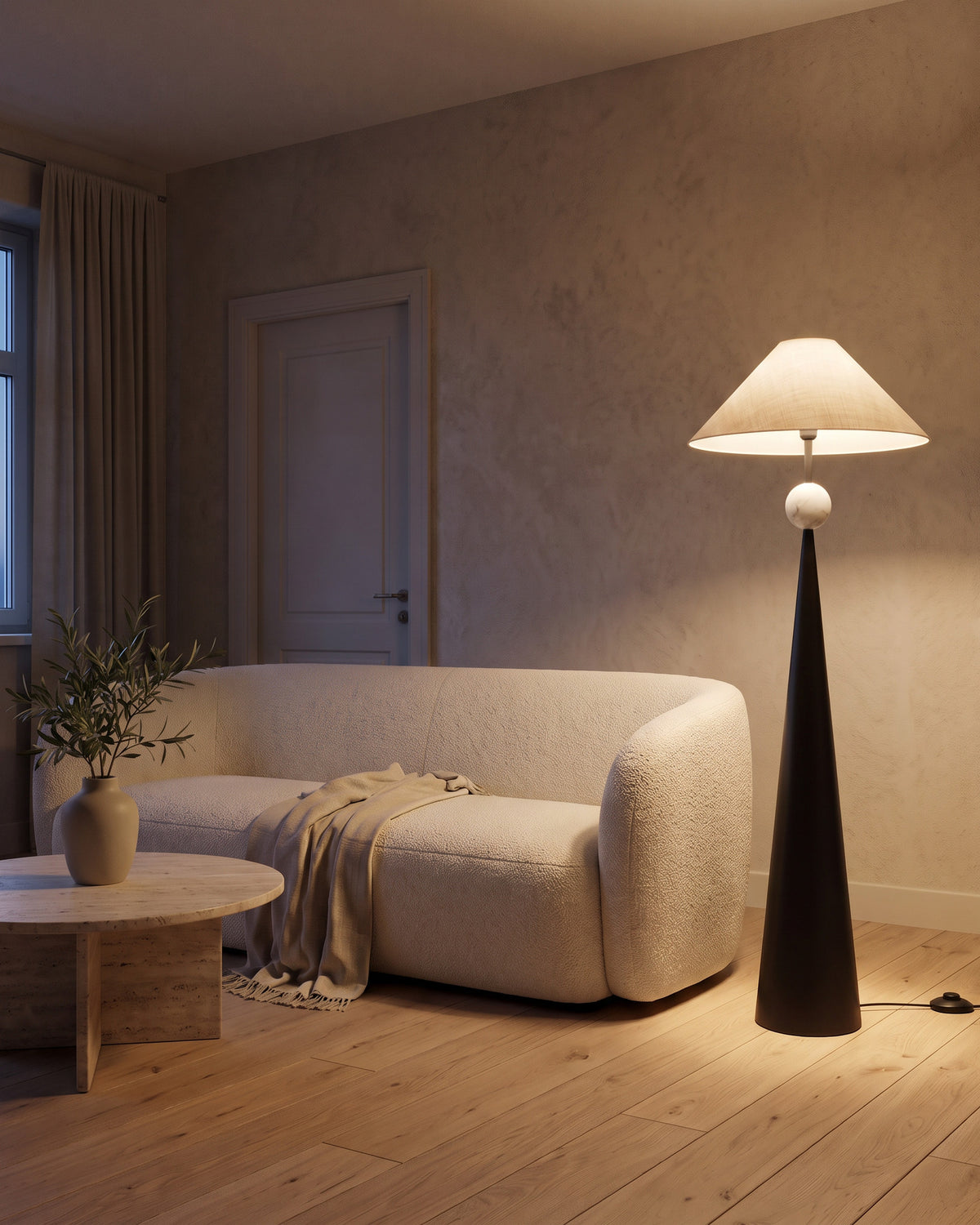 Lampadaire Obélisque, abat-jour plissé et perle dorée, allumé la nuit dans un salon, effet de lumière