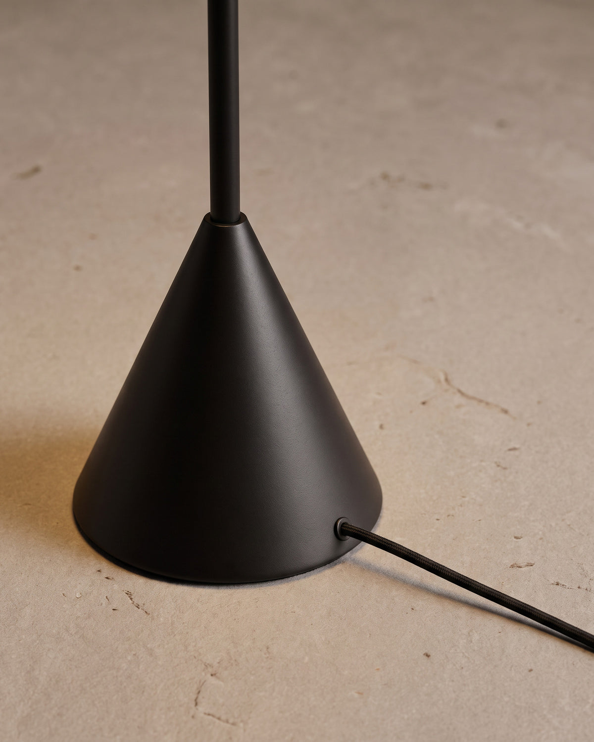 Lampadaire Obélisque : détail, la jonction entre la pointe du cône et la tige de l'abat-jour