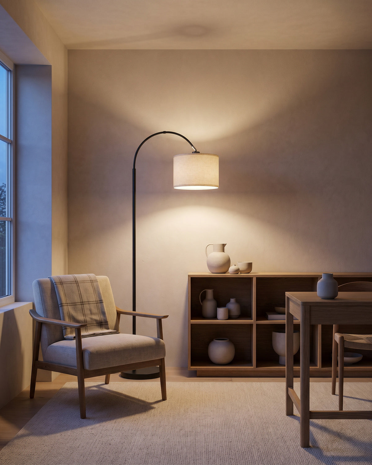 Lampadaire Crosse (arc noir et abat-jour en tissu) dans une seconde pièce, allumé