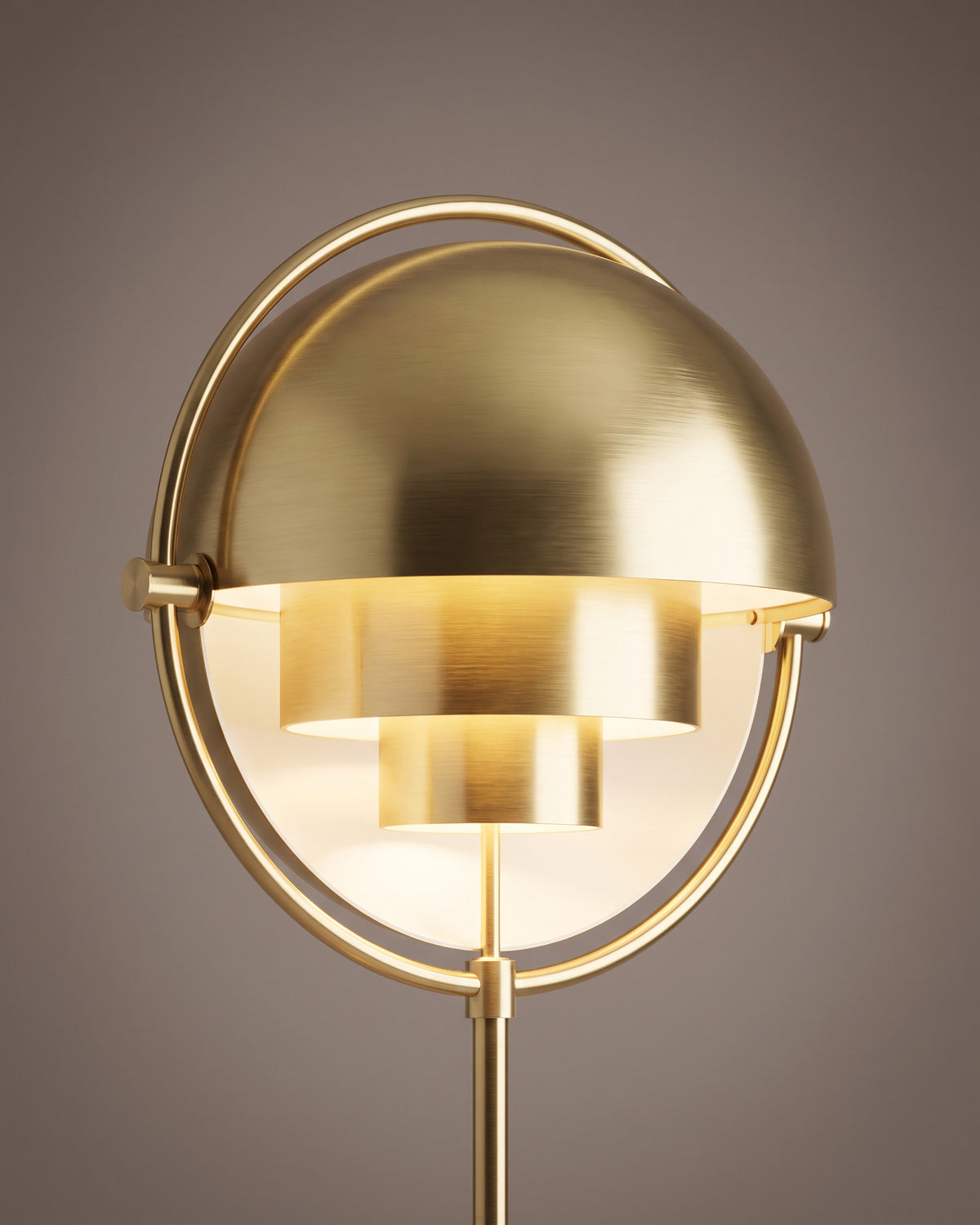 Lampadaire Demi-lune : gros plan sur la matière (finition laiton brossé, demi-sphères orientables)